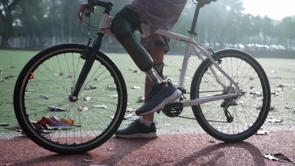 Amputado Desportivo Usar Uma Perna Protética Uma Pessoa Com Deficiência — Vídeo de Stock