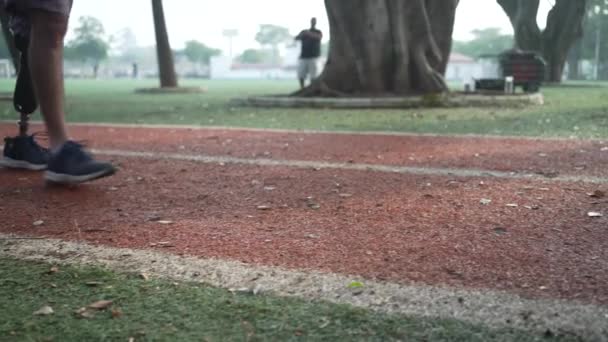 Sabahları Yarış Pistinde Koşan Protez Bacaklı Engelli Bir Sporcu — Stok video