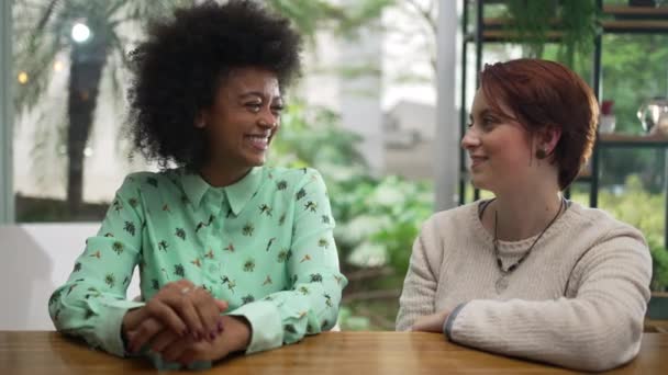 Duas Jovens Mulheres Rindo Sorrindo Sentadas Café Feliz Diversas Meninas — Vídeo de Stock