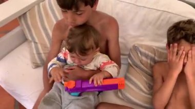 Kardeşler birlikte takılıyor. Küçük kardeşi olan büyük kardeşler.