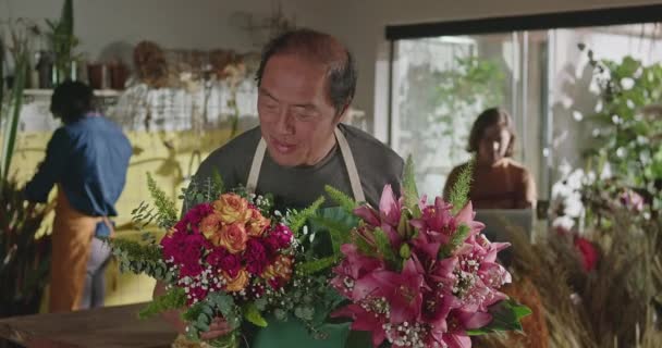 Εργαζόμενοι Ανθοπωλεία Κρατώντας Μπουκέτο Λουλούδια Χαμογελώντας Μια Ευτυχισμένη Τοπική Μικρή — Αρχείο Βίντεο