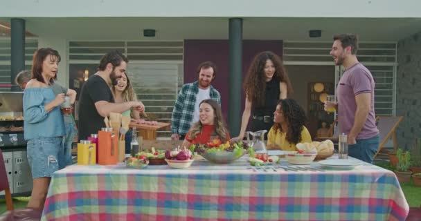 Grupa Przyjaciół Czatująca Grillu Podwórku Wszyscy Się Śmieją Szczęśliwi Siedząc — Wideo stockowe