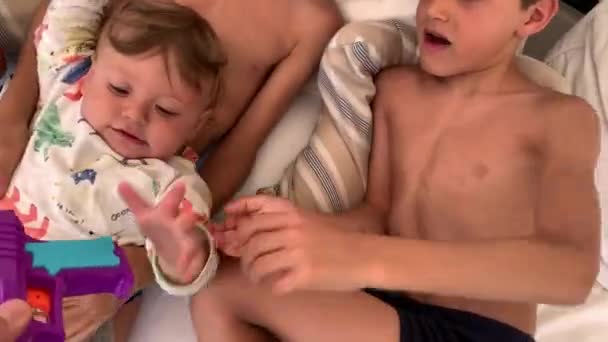 Fratelli Sorelle Che Stanno Insieme Fratelli Maggiori Con Fratellino Bambino — Video Stock