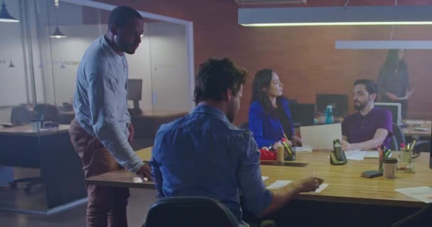 Dipendenti Addetti Telemarketing Che Lavorano Ufficio Sul Posto Lavoro — Video Stock