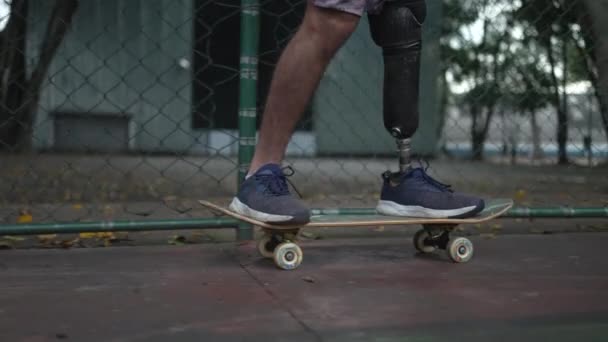 Orang Cacat Naik Skateboard Dengan Kaki Palsu Atletik Skateboarder Diamputasi — Stok Video