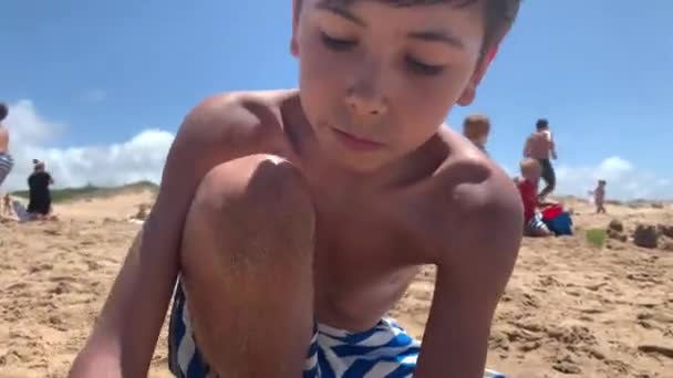 Молодий Хлопчик Дитина Грає Пляжному Будівництві Замку — стокове відео