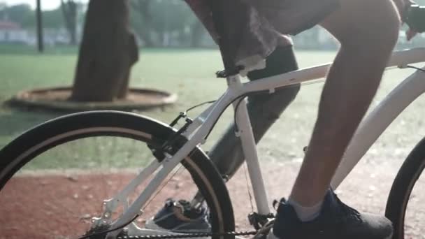 Ciclista Amputado Deficiente Andar Bicicleta Com Perna Protética — Vídeo de Stock