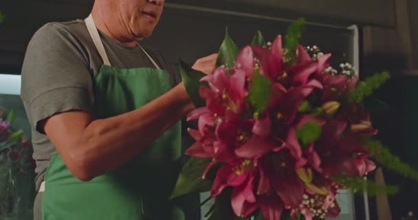 Small Business Employee Flower Shop Creating Bouquet Flowers Arraignment Asian — Wideo stockowe