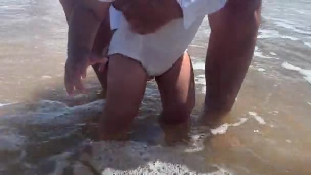 Родитель Ребенок Ноги Пальцы Пляже Воды — стоковое видео