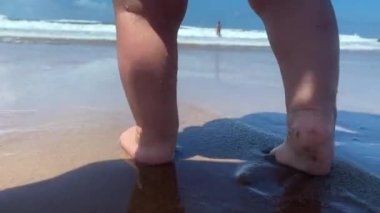 Kumsalda tatlı bir bebek bebek.