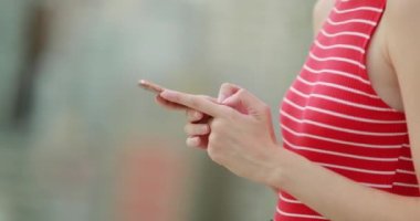 Akıllı telefon tutan kadınların ellerinin yakınlaşması