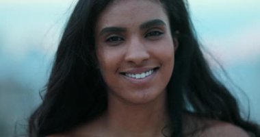 Kameraya gülümseyen mutlu siyah Afrikalı kadın