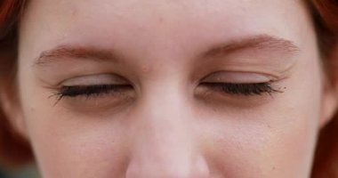 Yeşil gözlü kızıl saçlı kadının yakın çekimi.