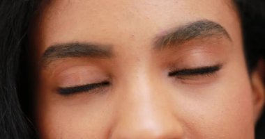 Afrikalı siyahi kızın kapanışı ve açılışı.