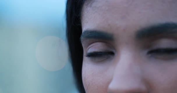 Молода Красива Чорношкіра Африканка Закриває Очі Медитації — стокове відео