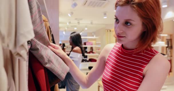 Κορίτσι Ψώνια Για Ρούχα Στο Κατάστημα — Αρχείο Βίντεο
