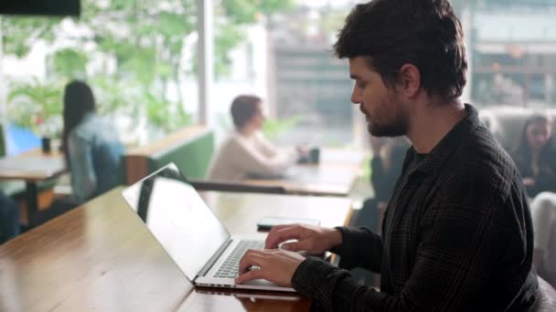 Junger Mann Tippt Laptop Und Sitzt Café Person Die Aus — Stockvideo