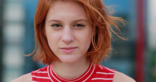 Ruhige Junge Frau Die Besinnlichkeit Haare Justiert Und Die Augen — Stockvideo