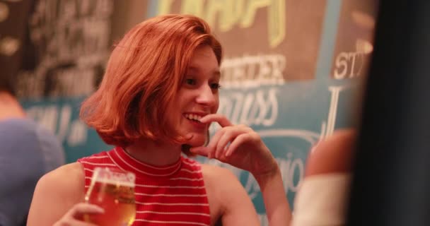 Mujer Hablando Con Amigo Mientras Sostiene Cerveza Mano Candid — Vídeo de stock