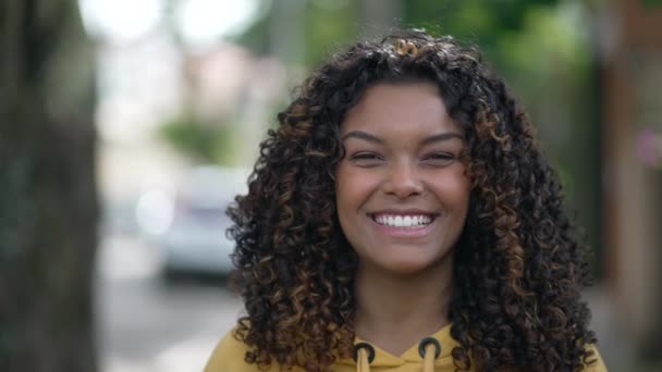 Lycklig Svart Flicka Ler Porträtt Glad Afroamerikansk Ung Kvinna Med — Stockvideo