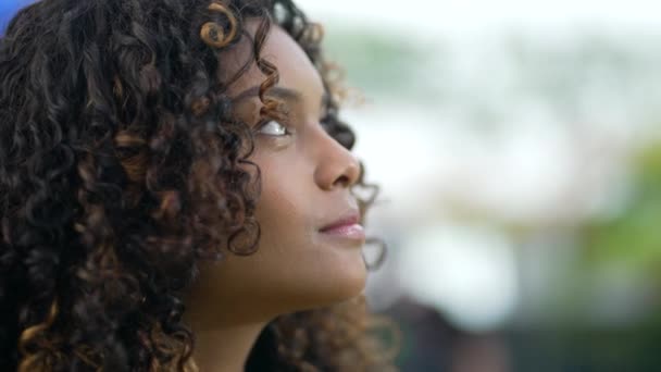 Glad Ung Afroamerikansk Kvinna Som Står Utomhus Tittar Upp Mot — Stockvideo