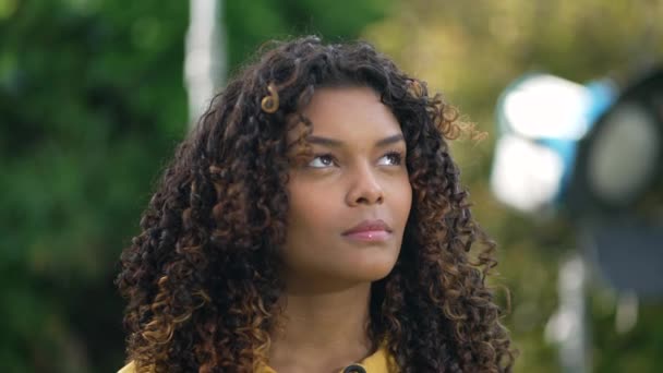 Una Joven Negra Mirando Cielo Sonriendo Con Esperanza Espiritual 20S — Vídeo de stock