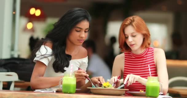 Багаторасові Друзі Які Подають Салат Багатоетнічні Різноманітні Подружки Сидять Ресторані — стокове відео