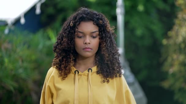 Une Chère Jeune Femme Noire Debout Extérieur Contemplation Une Jeune — Video