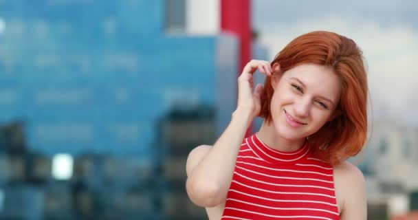 Гарненька Руда Молода Жінка Посміхається Відчуває Себе Розслабленою Дівчина Сусідству — стокове відео