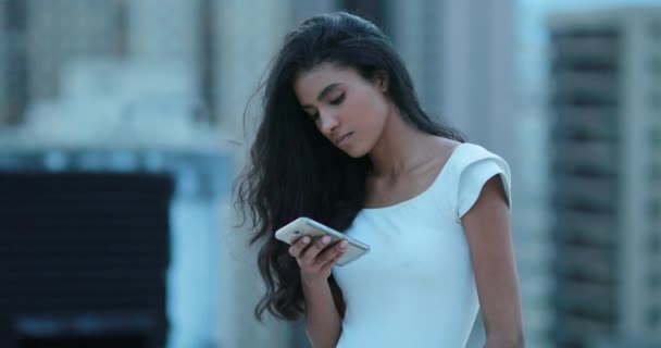 Menina Africano Segurando Dispositivo Smartphone — Vídeo de Stock