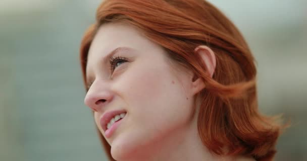 Junge Hübsche Frau Redhair Thinking — Stockvideo