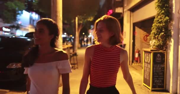 Duas Amigas Caminhando Noite Cidade — Vídeo de Stock