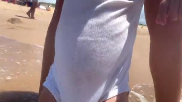 Niedliches Glückliches Baby Barfuß Strand — Stockvideo