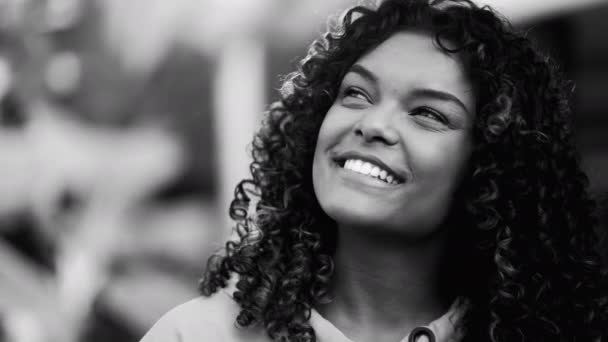 ある若い黒人女性が空を見上げた モノクロームと芸術 — ストック動画