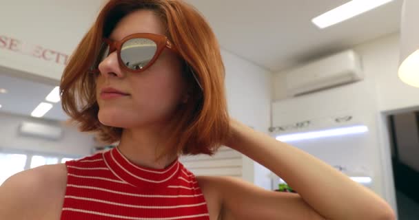 Encantadora Jovem Mulher Tentando Óculos Sol Frente Espelho — Vídeo de Stock