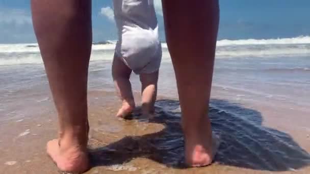 Niedliches Baby Barfuß Strand Welle Krachend Ufer Kleinkind Spürt Meerwasser — Stockvideo