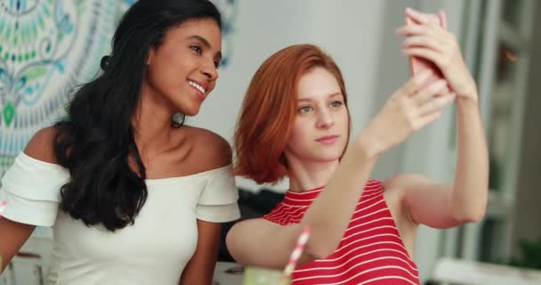 Två Unga Kvinnor Som Tar Selfie Med Mobiltelefon Enhet — Stockvideo