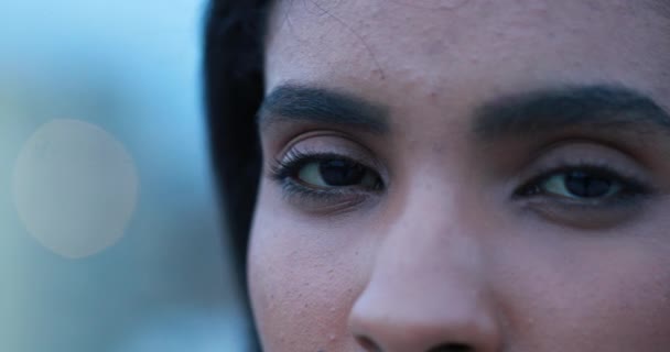 若いアフリカの黒人女性の目はカメラを見て — ストック動画