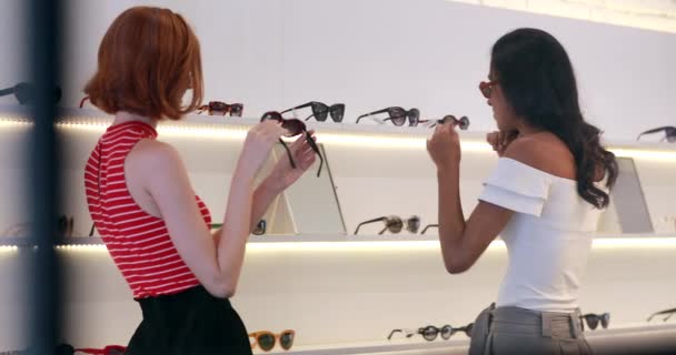 Mujeres Comprando Gafas Sol — Vídeo de stock