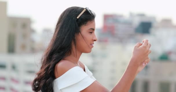 Black Girl Maakt Foto Met Smartphone Van Stadslandschap Jonge Vrouw — Stockvideo