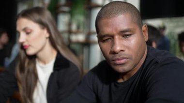 Düşünceli Afrikalı Amerikalı bir adam kafeteryada oturmuş tefekkür ediyordu. Düşünceli bir siyah.