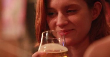 Bira içen sıradan bir genç kadın. Kızın gece bir yudum alkol aldığı gizli bir sahne.