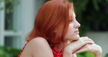 Hayatı düşünen düşünceli genç bir kadın.