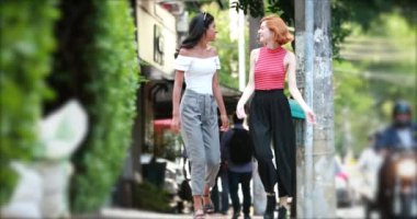 Sokakta yürürken konuşan iki bayan arkadaş..