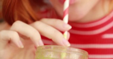 Saman suyu içen genç bir kadın ağzı.