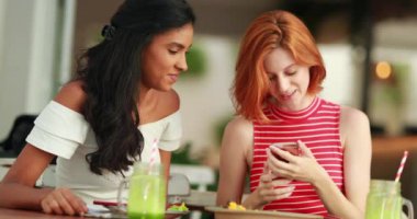 Çeşitli genç kadınlar cep telefonuyla selfie çekiyorlardı.