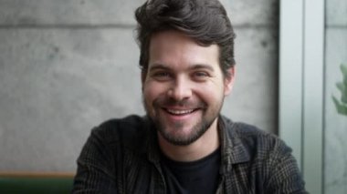 Gülümseyen adam portresi yakından kameraya bakıyor. Sıradan moda yakışıklısı..