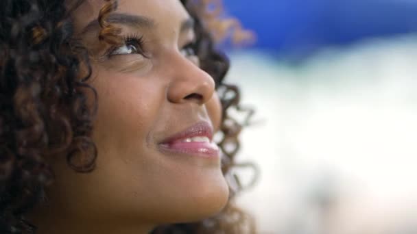 Tacksam Afroamerikansk Ung Kvinna Tittar Upp Mot Himlen Leende Lycklig — Stockvideo
