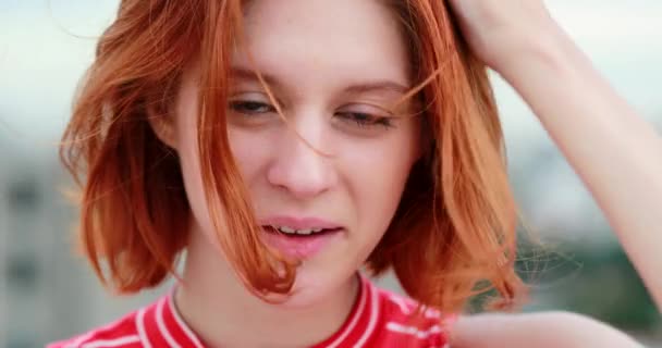 여자가 모습으로 머리를 조정하는 — 비디오