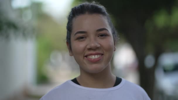 Портрет Улыбающейся Молодой Девушки Латиноамериканка Летняя Девушка Крупным Планом — стоковое видео
